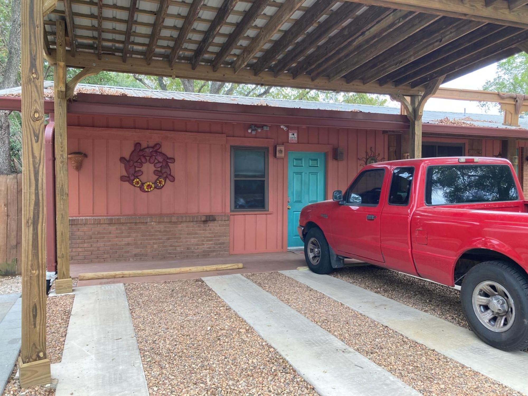 Big Red Cactus - Austin Accommodations Exterior photo
